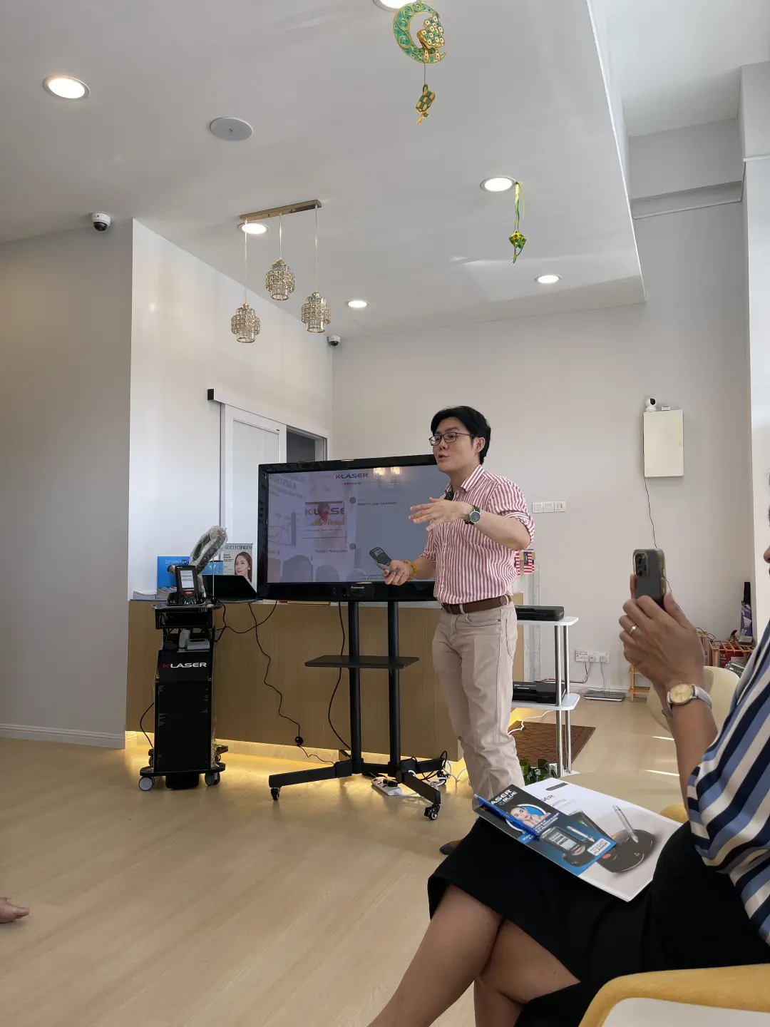 Trainer presenting a healthcare device during a session